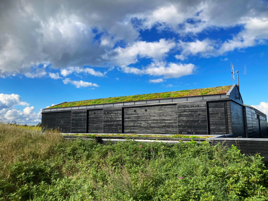 black-summer-house_hilltop