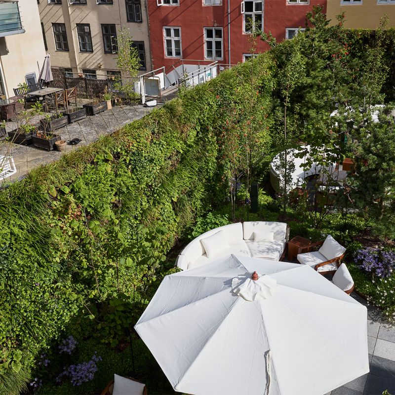 Udendørs plantevæg hos 1 HOTEL, COPENHAGEN set fra oven