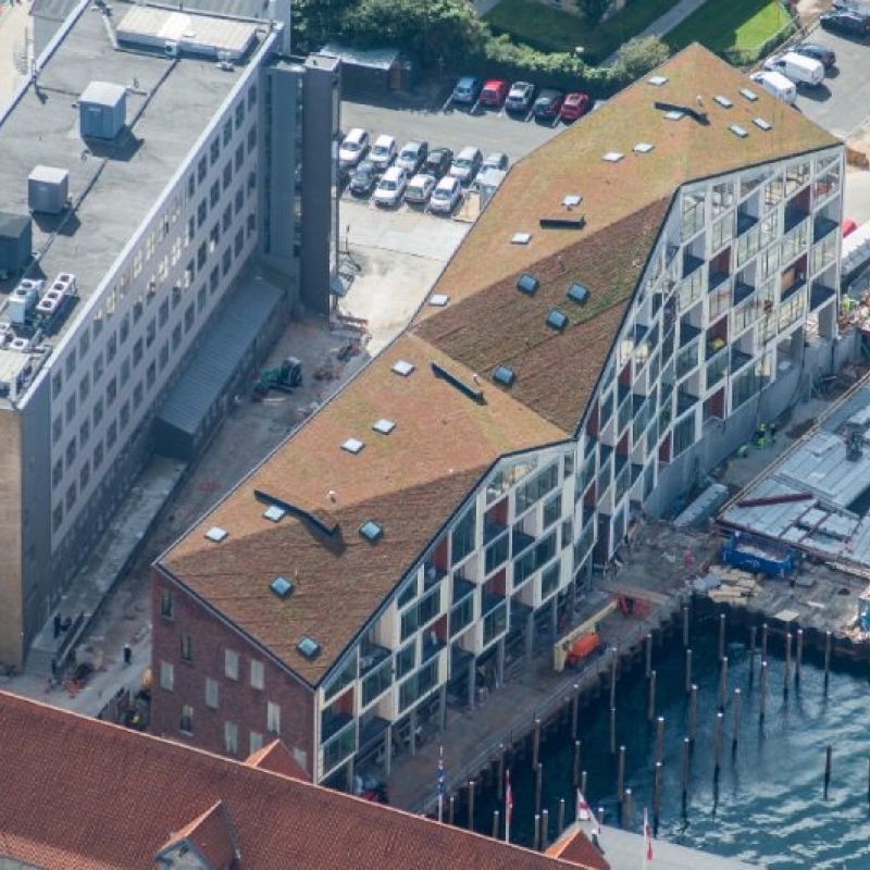 Det røde sedumtag fuldender den flotte røde facade på bygningen