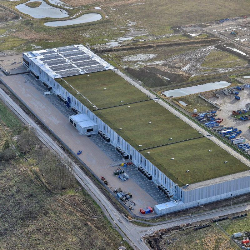 Sedumtaget præger hovedparten af byggeriet foroven