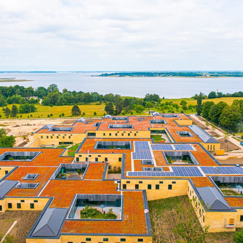De grønne tage præger det psykiatriske hospital Sct. Hans  fra oven