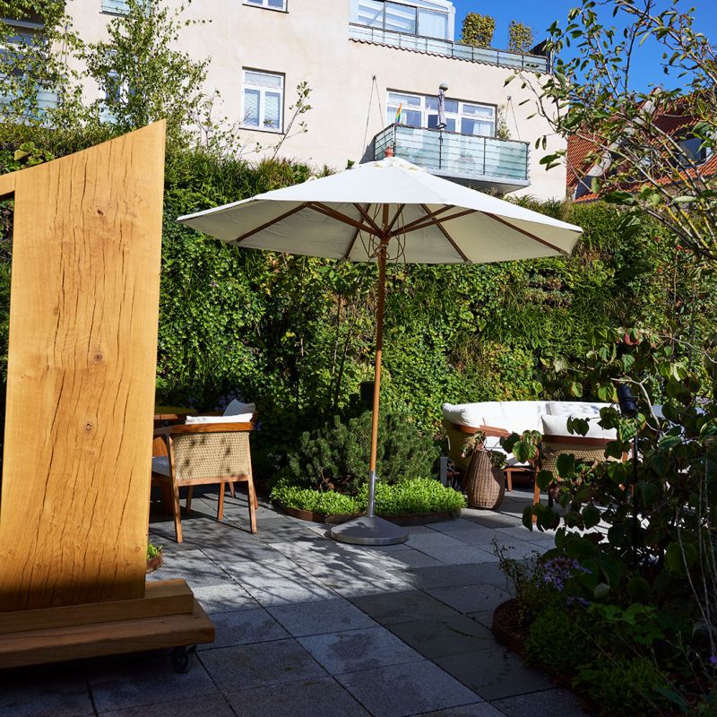 Grøn udendørs plantevæg hos  1 HOTEL, COPENHAGEN