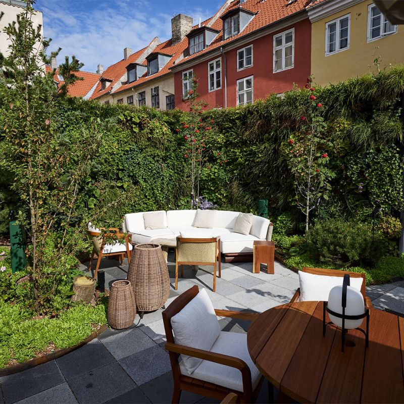 Udendørs plantevæg på øverste terrasse hos 1 Hotel i København giver gæsterne privatliv