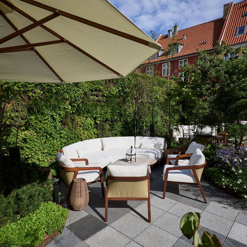 Den grønne plantevæg sammen med terrassens miljø