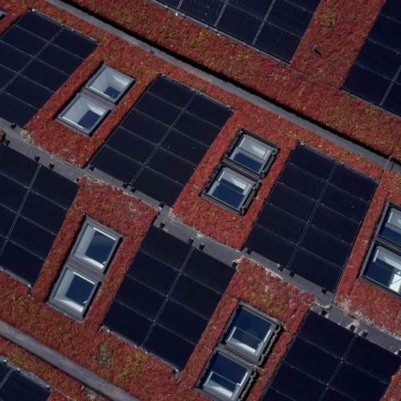 Solceller, ovenlys og sedumtage præger byggeriet fra luften